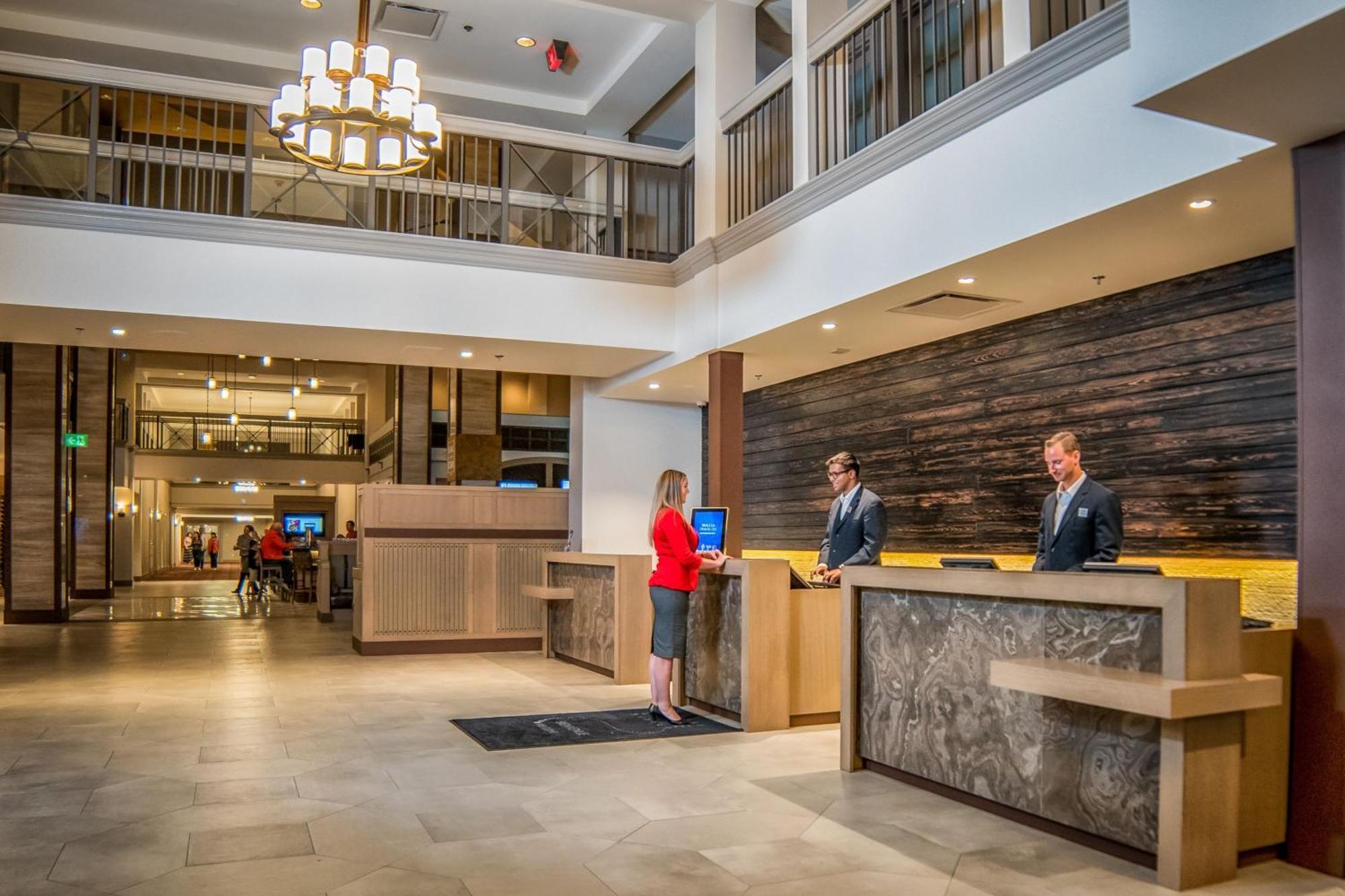 Delta Hotels By Marriott Grand Okanagan Resort Kelowna Bagian luar foto